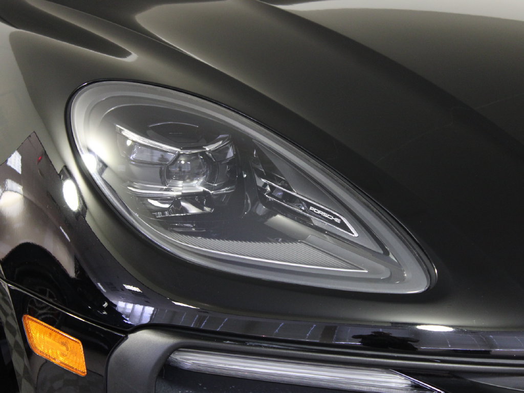 Certified 2022 Porsche Macan AWD/4WD image 11