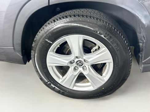 Used 2023 Toyota Highlander LE image 11