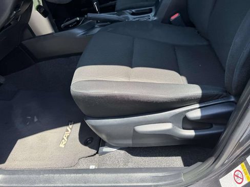 Used 2017 Toyota RAV4 LE AWD/4WD image 16