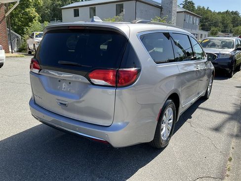 Used 2017 Chrysler Pacifica Touring-L FWD image 5