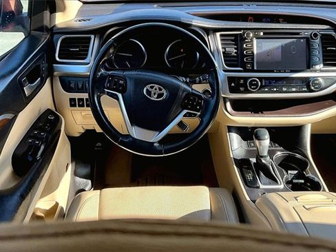 Used 2017 Toyota Highlander Limited Platinum image 5