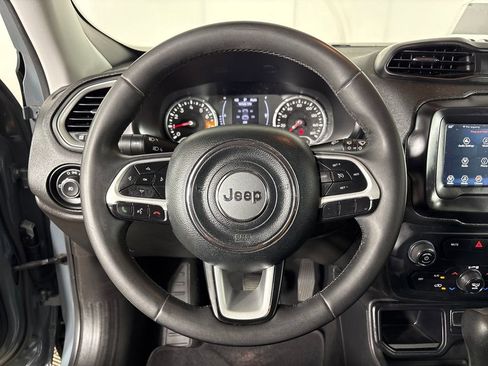 Used 2018 Jeep Renegade Latitude FWD image 16