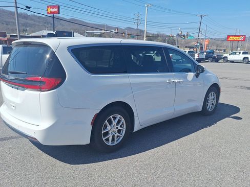 Used 2023 Chrysler Pacifica Touring-L image 3