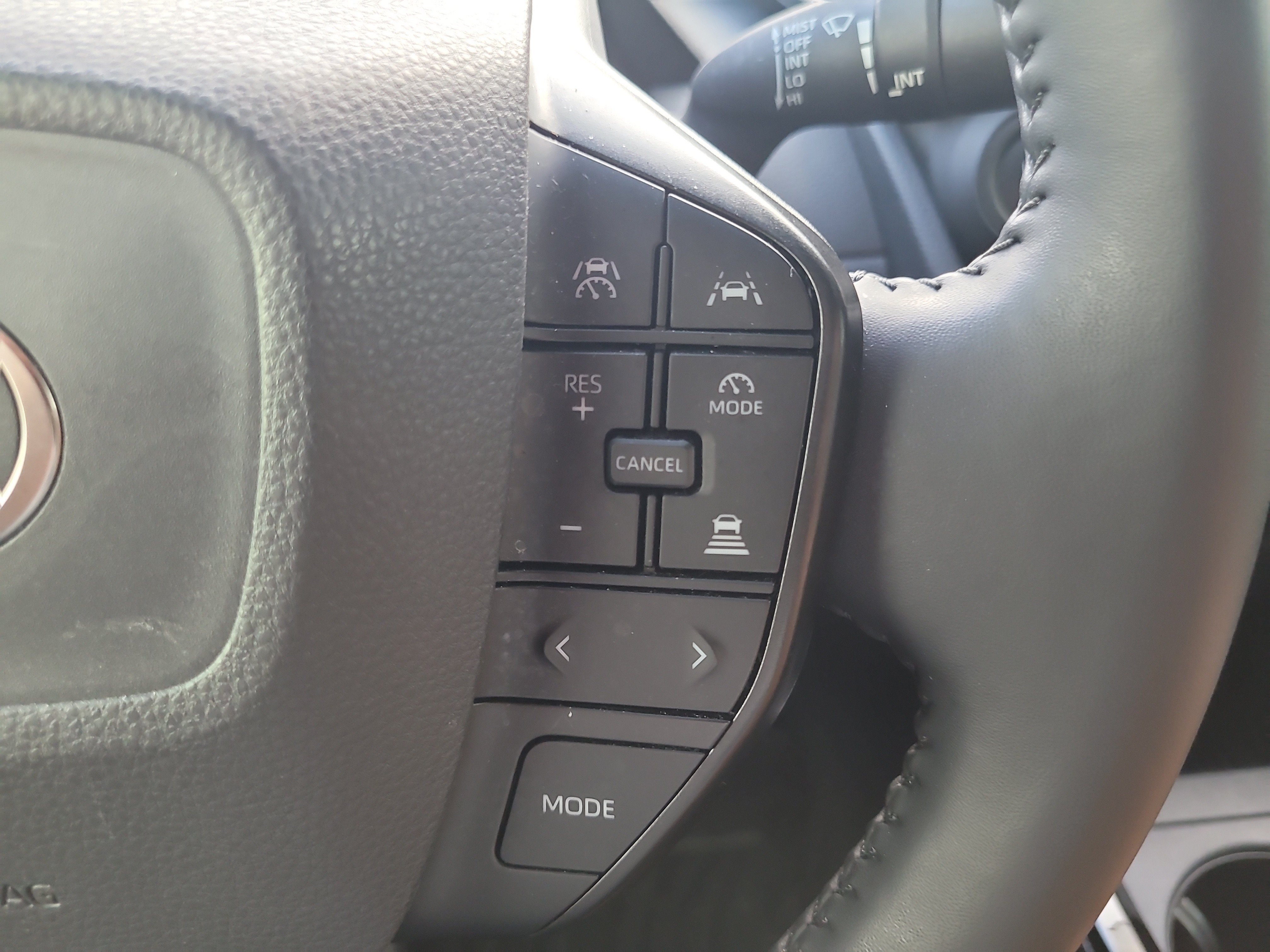 Certified 2025 Toyota Prius LE FWD image 30