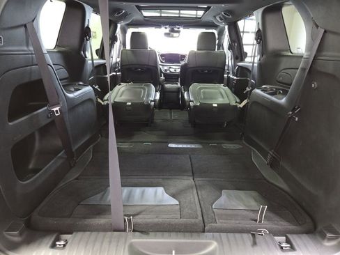 Used 2025 Chrysler Pacifica Limited FWD image 39
