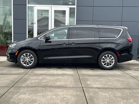 Used 2026 Chrysler Pacifica Limited AWD/4WD image 6