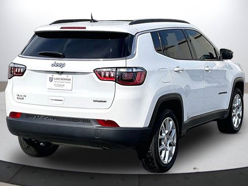 Used 2024 Jeep Compass Latitude w/ Sun and Sound Group image 9