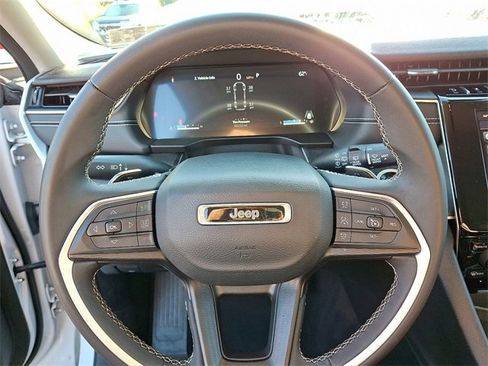 Used 2023 Jeep Grand Cherokee L Laredo image 19