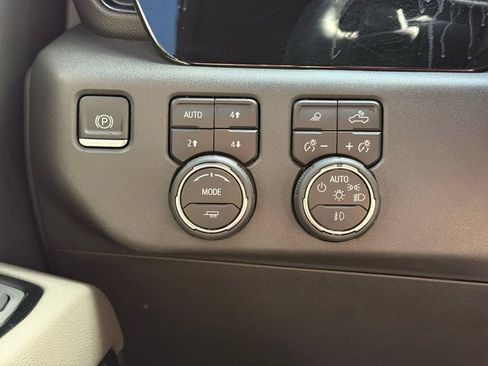 Used 2023 Chevrolet Silverado 1500 ZR2 AWD/4WD image 10