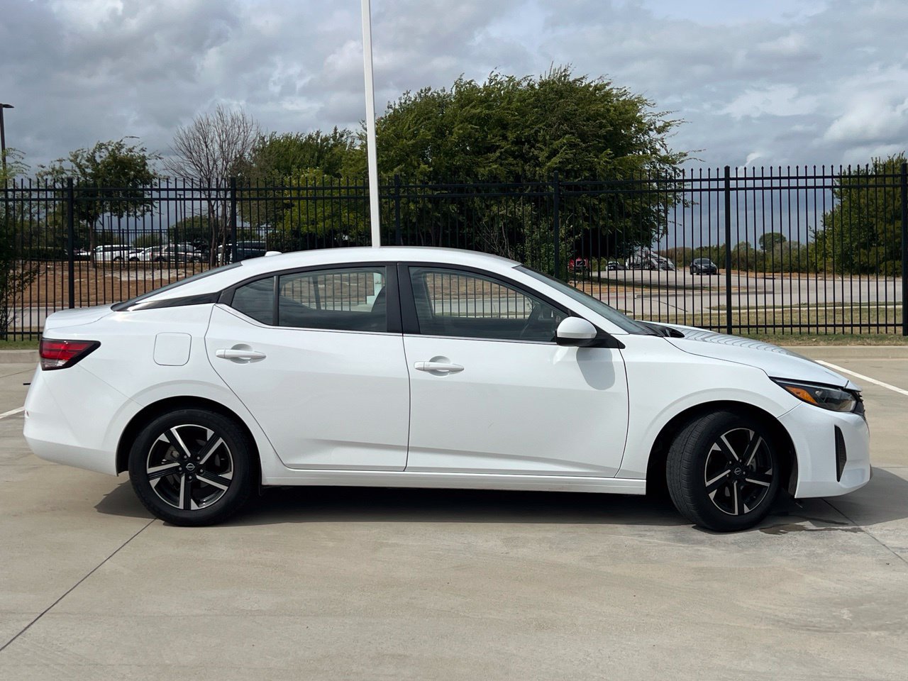 Used 2025 Nissan Sentra SV FWD image 3