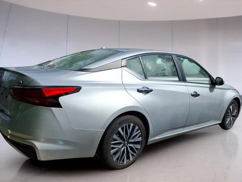Used 2023 Nissan Altima 2.5 SV image 3