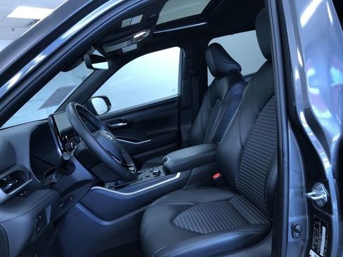 Used 2025 Toyota Highlander XSE AWD/4WD image 19