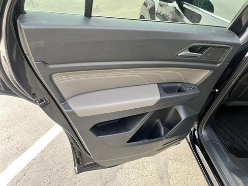 Used 2021 Volkswagen Atlas Cross Sport SE w/ Panoramic Sunroof Package image 24