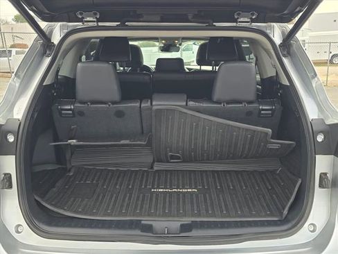 Used 2020 Toyota Highlander XLE image 21