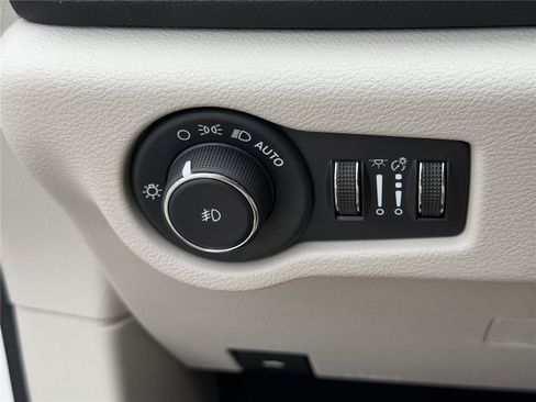 Used 2023 Chrysler Pacifica Touring-L FWD image 19