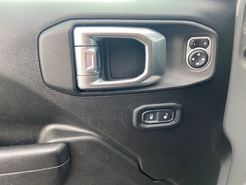 Used 2022 Jeep Gladiator Willys image 13