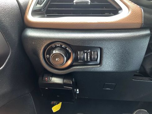 Used 2017 Chrysler Pacifica Limited w/ Advanced Safetytec Group FWD image 29