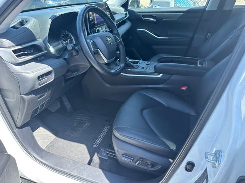 Used 2025 Toyota Highlander XLE AWD/4WD image 7
