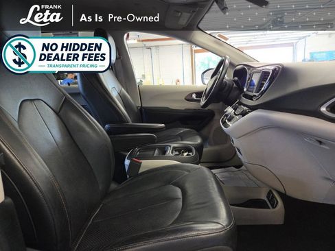 Used 2018 Chrysler Pacifica Touring-L FWD image 19