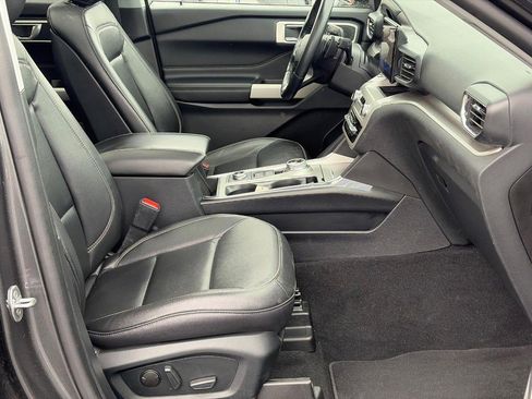Used 2020 Ford Explorer XLT w/ Equipment Group 202A AWD/4WD image 18