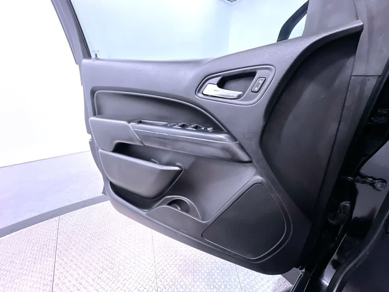Used 2019 Chevrolet Colorado ZR2 w/ ZR2 Midnight Special Edition AWD/4WD image 32