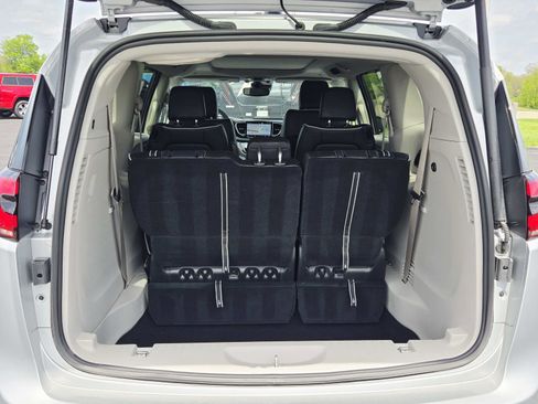 Used 2024 Chrysler Pacifica Limited image 16