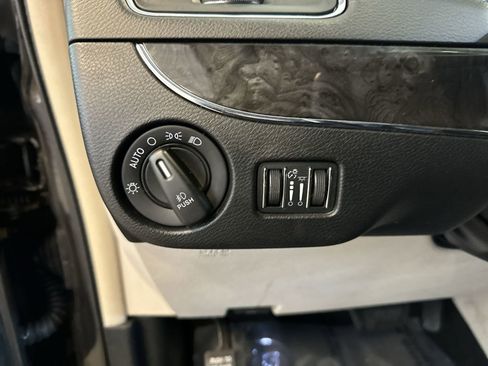 Used 2014 Chrysler Town & Country Touring image 14