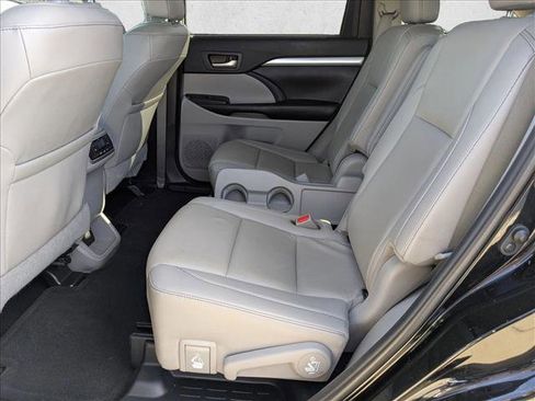 Used 2019 Toyota Highlander XLE image 21