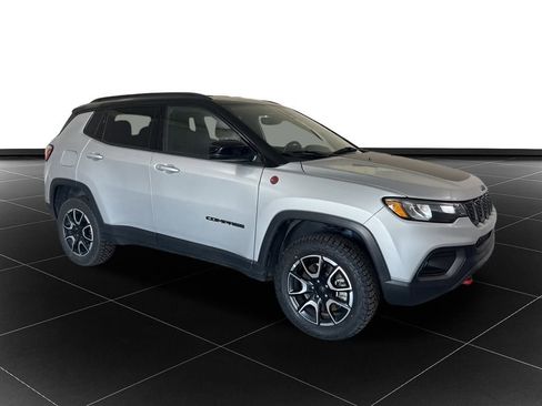 Used 2024 Jeep Compass Trailhawk image 7