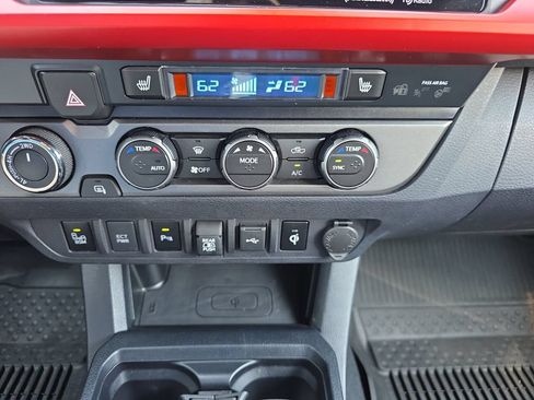 Used 2020 Toyota Tacoma TRD Sport w/ TRD Premium Sport Package AWD/4WD image 26