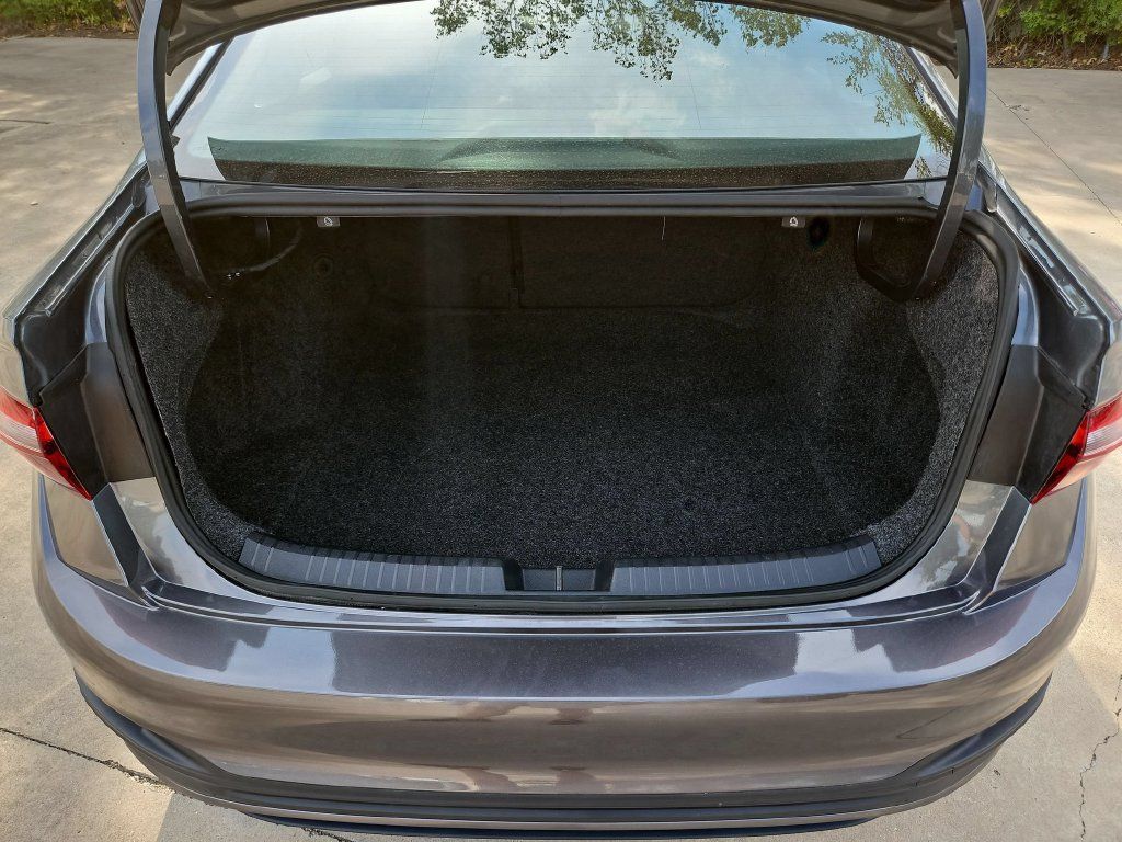Used 2025 Volkswagen Jetta SE FWD image 28