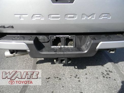 Used 2025 Toyota Tacoma TRD Sport AWD/4WD image 5