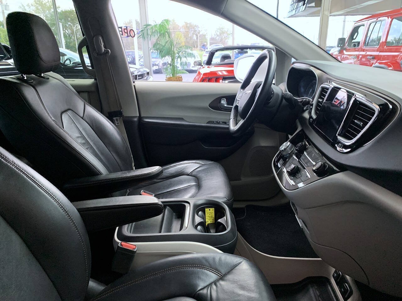 Used 2017 Chrysler Pacifica Touring-L FWD image 11