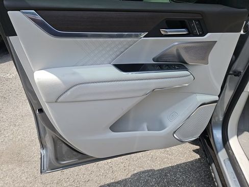 Used 2025 GMC Acadia Denali w/ Super Cruise Package FWD image 18