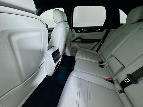 Used 2022 Porsche Cayenne AWD/4WD image 22