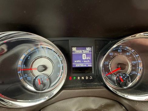 Used 2015 Chrysler Town & Country Touring image 13