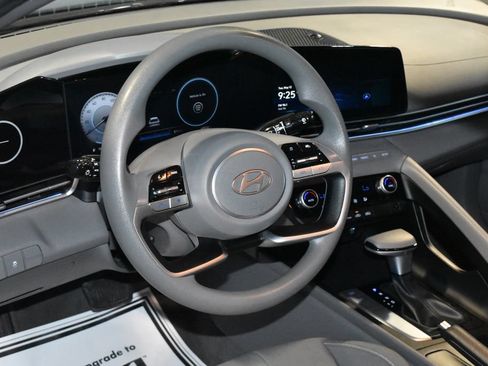 Used 2024 Hyundai Elantra SEL FWD image 2