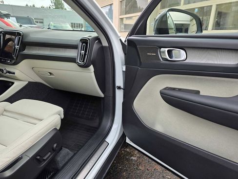Certified 2024 Volvo XC40 B5 Ultimate w/ Climate Package image 19