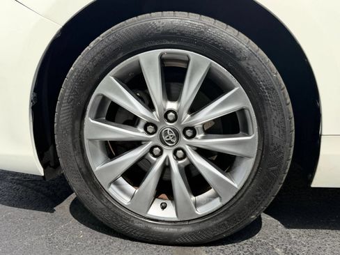 Used 2017 Toyota Camry XLE w/ Moonroof Package FWD image 26