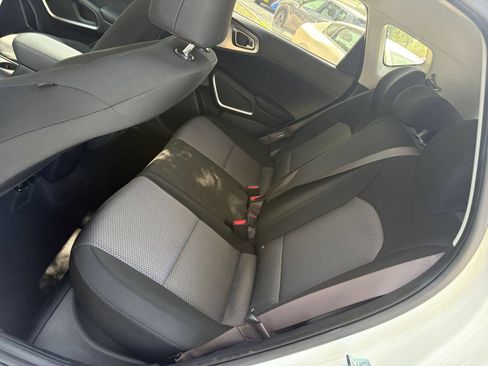 Used 2025 Kia Soul LX w/ LX Technology Package FWD image 23