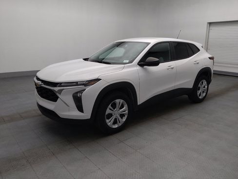 Used 2025 Chevrolet Trax LS FWD image 2