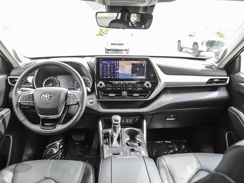 Used 2022 Toyota Highlander Platinum FWD image 12