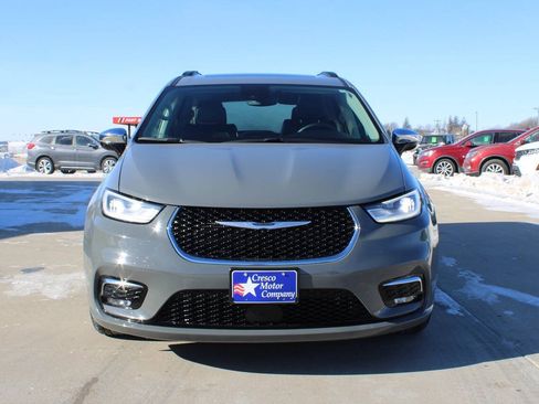 Used 2023 Chrysler Pacifica Limited FWD image 3