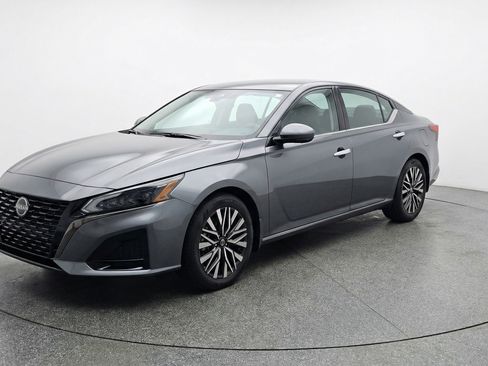 Used 2025 Nissan Altima 2.5 SV FWD image 3