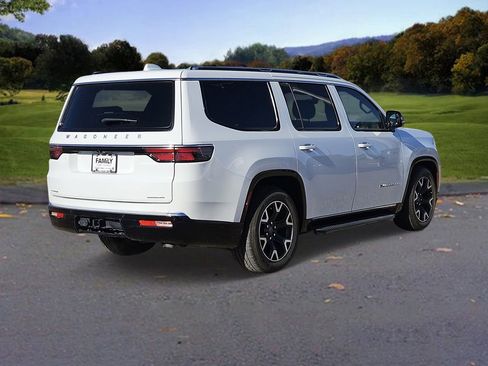 Used 2023 Jeep Wagoneer Series III w/ Preferred Equipment Group image 4