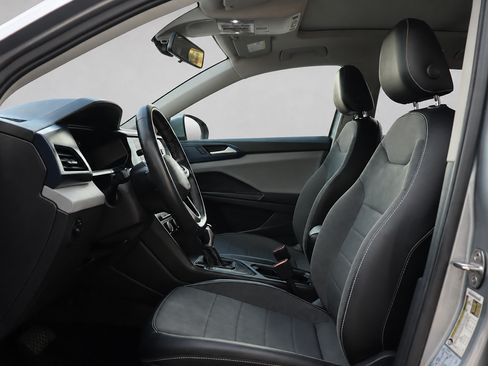 Used 2022 Volkswagen Taos SE w/ Panoramic Sunroof Package FWD image 25