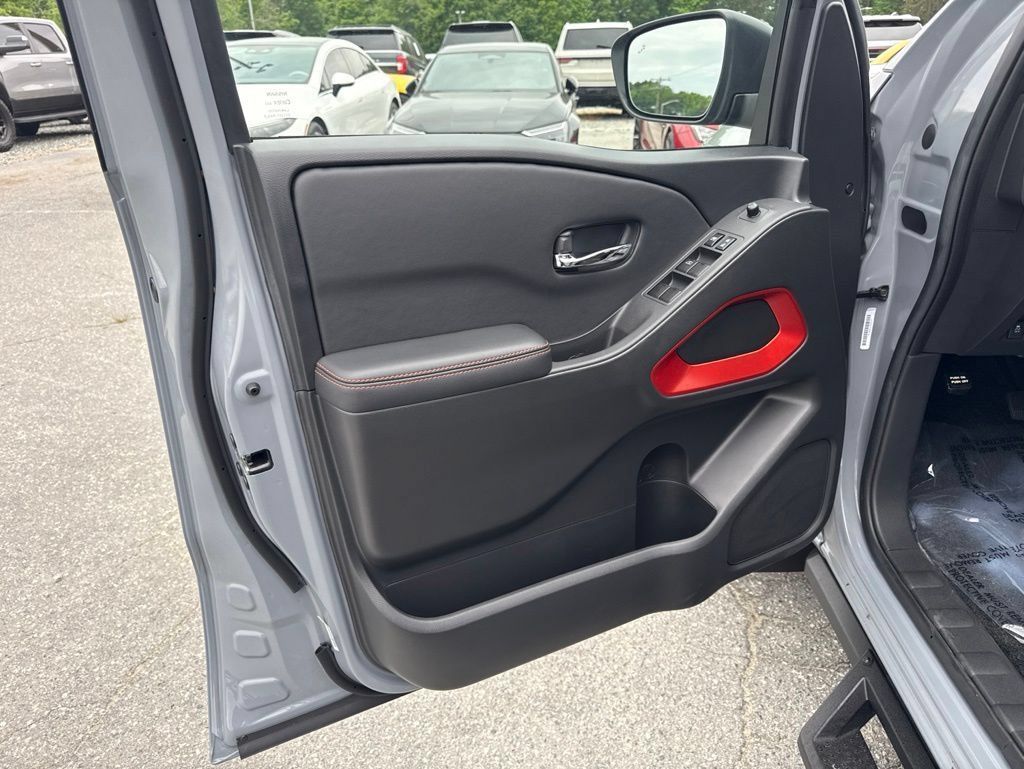 Used 2025 Nissan Frontier PRO-4X AWD/4WD image 24