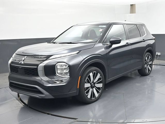 Used 2025 Mitsubishi Outlander SE FWD image 1