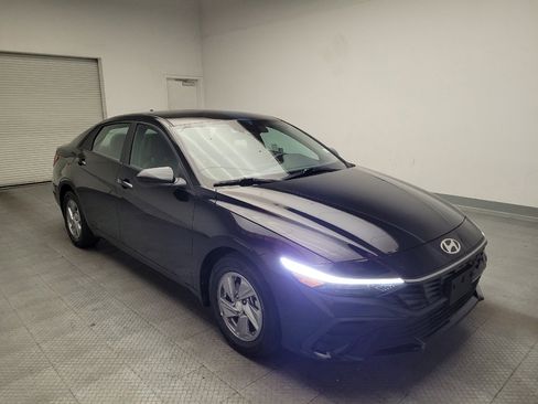 Used 2024 Hyundai Elantra SE FWD image 13
