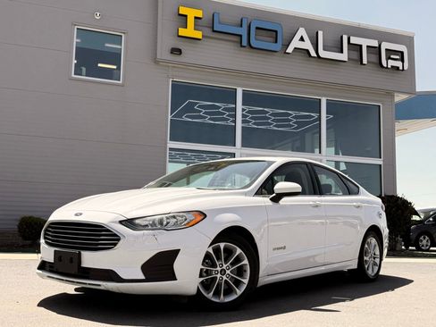 Used 2019 Ford Fusion SE FWD image 1